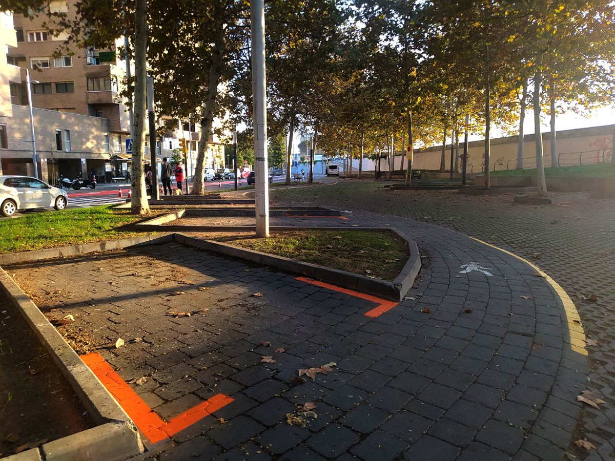 Zona taronja d'aparcament davant de les Torres Palau, entre el riu Francolí i l'escola del Serrallo.
