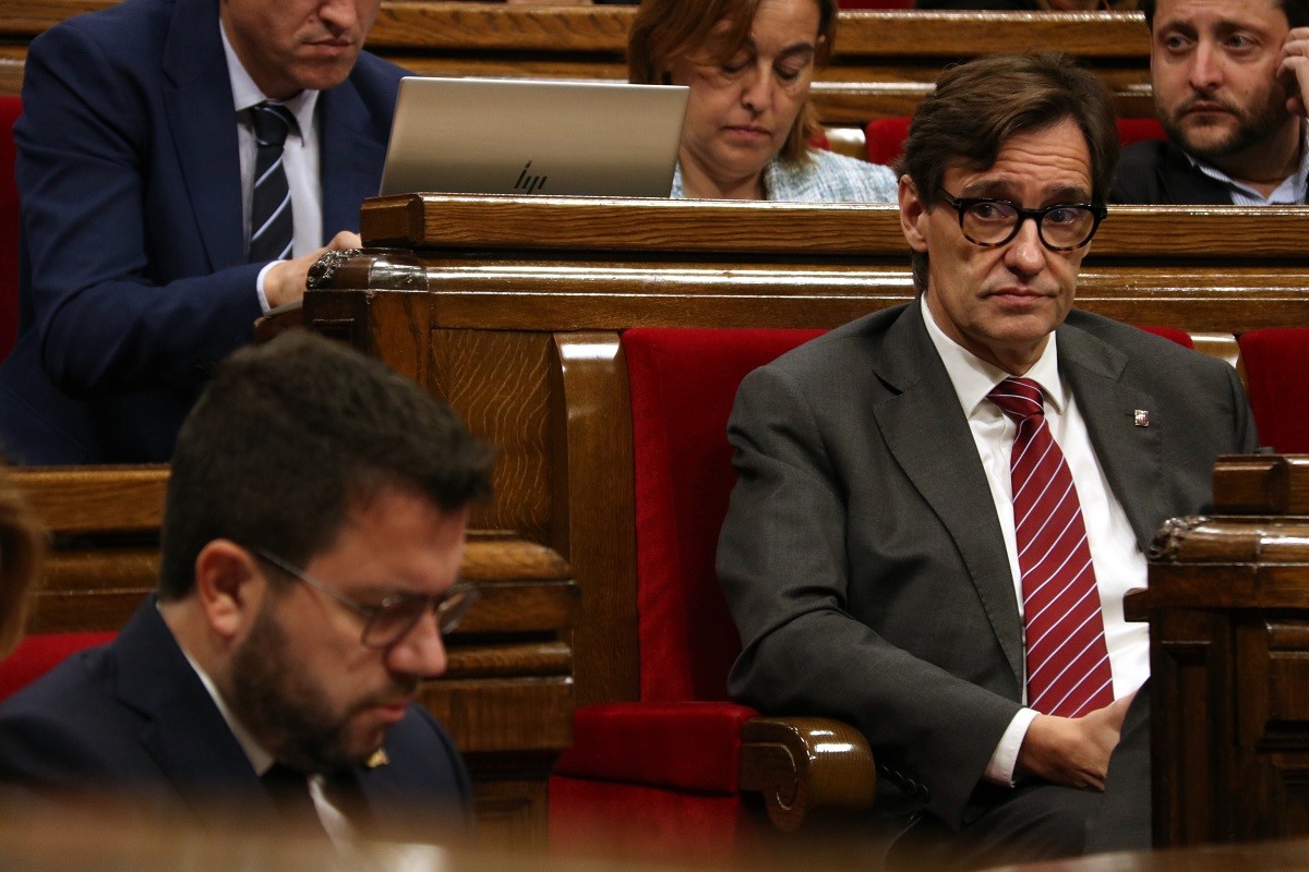 Salvador Illa observa Pere Aragonès durant un ple del Parlament