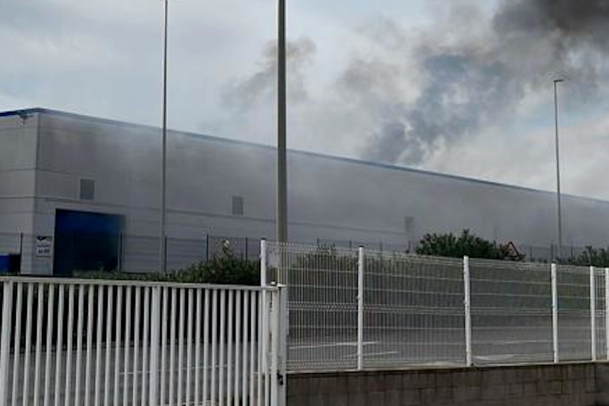 Imatge de l'exterior de l'empresa, durant l'incendi