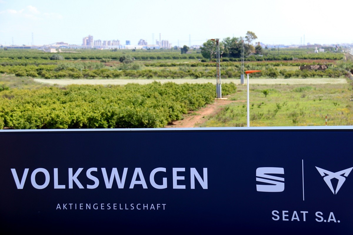 El lema de Volkswagen i Seat davant dels terrenys de Sagunt on es farà la gigafactoria de bateries