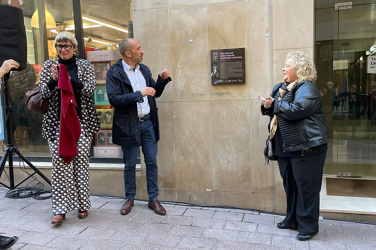 Anna Crespo, Marc Aloy i Pilar Goñi amb la placa a Maria Matilde Almendros