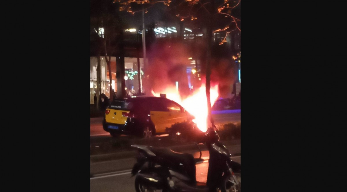 Un taxi s'incendia a l'avinguda Diagonal