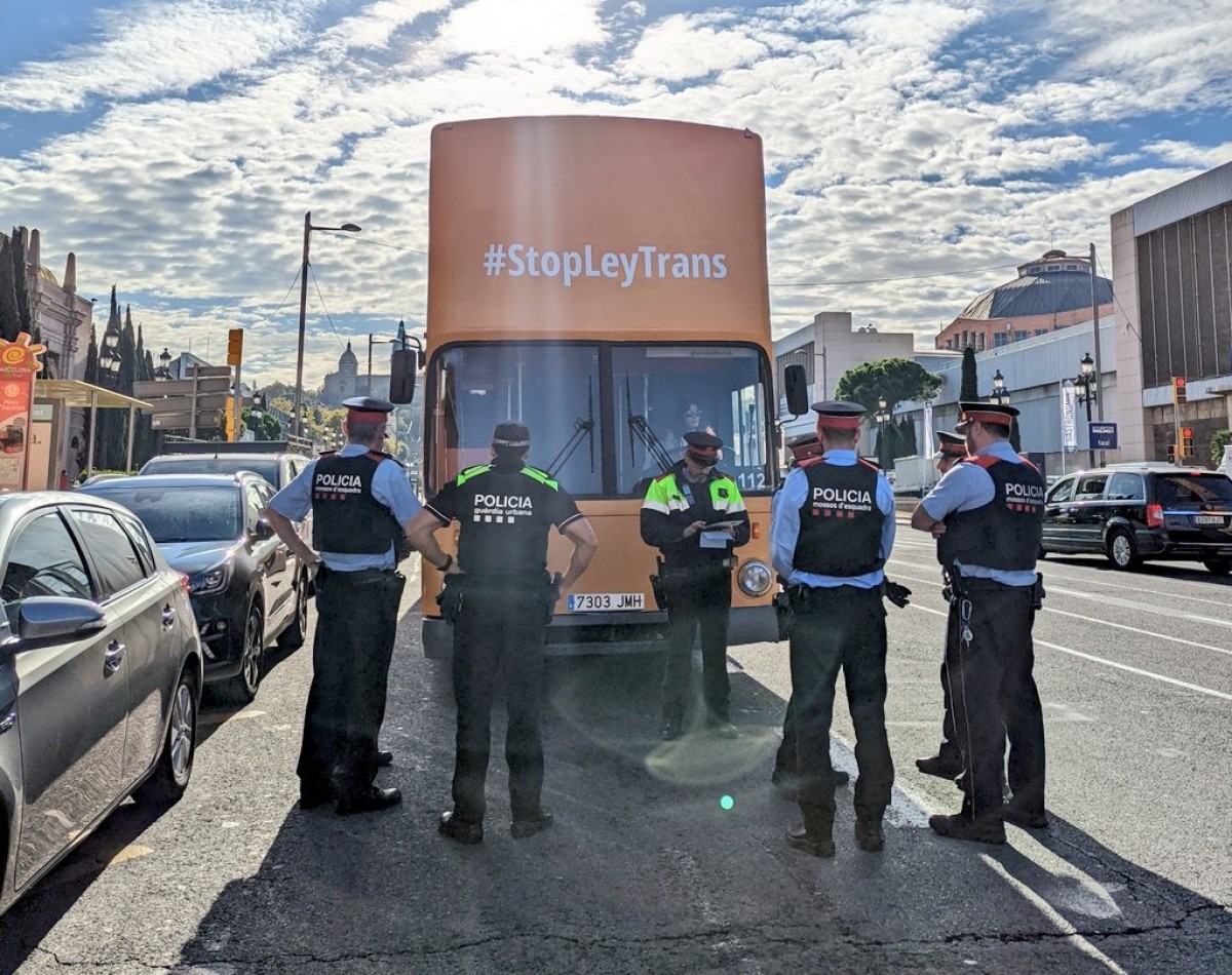 L'autobús d'Hazte Oir que han immobilitzat els Mossos d'Esquadra i la Guàrdia Urbana de Barcelona