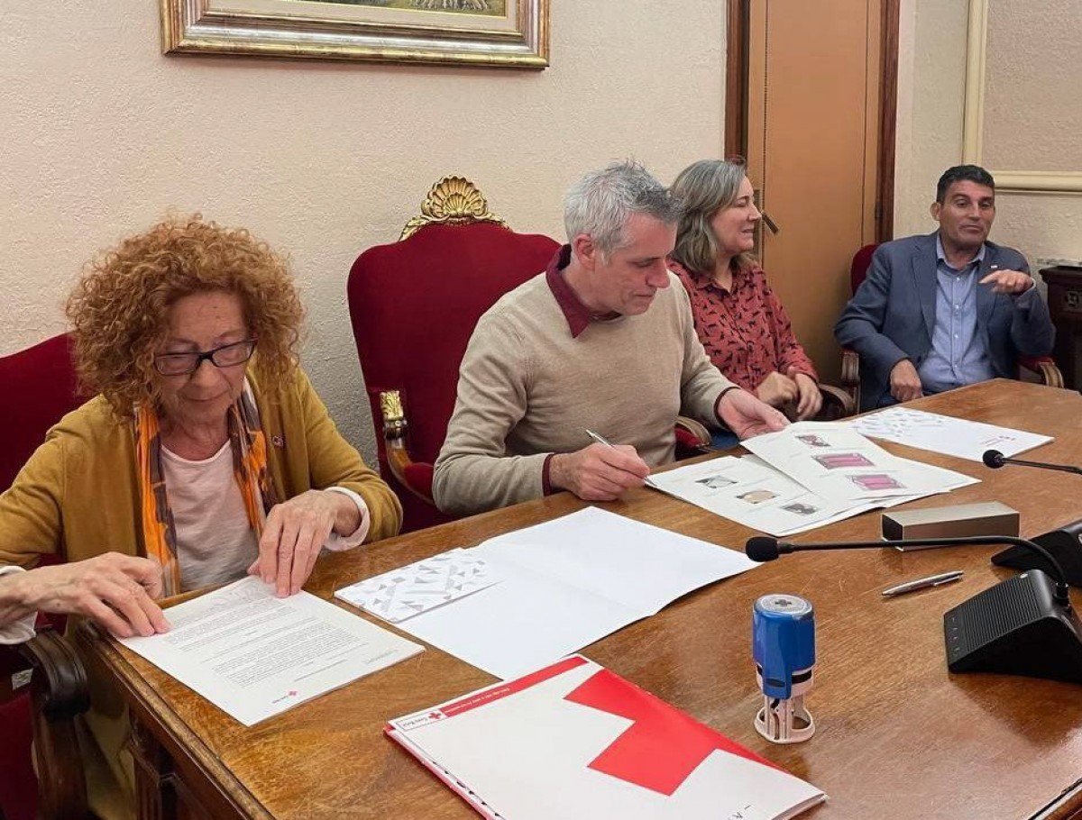 Signatura del conveni de cessió de l'antiga llar de jubilats a Creu Roja Amposta 