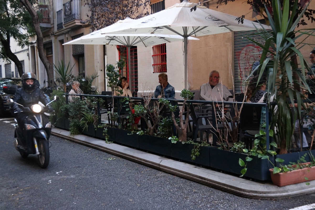 Les terrasses autoritzades a la pandèmia es consoliden als carrers amb plataformes