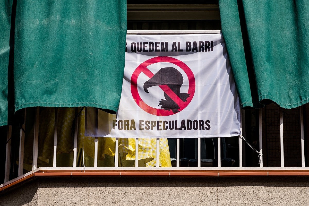 Un balcó amb un cartell denunciant un fons voltor, en imatge d'arxiu