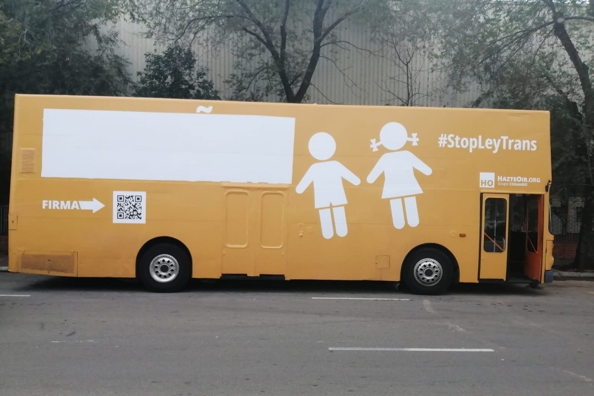 Autobús de l'entitat ultra Hazte Oir amb els missatges transfòbics tapats