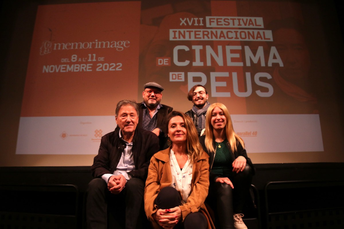 Participants del Memorimage 2022, acompanyats de la directora artística del festival, Anna Petrus, al Teatre Bartrina de Reus  