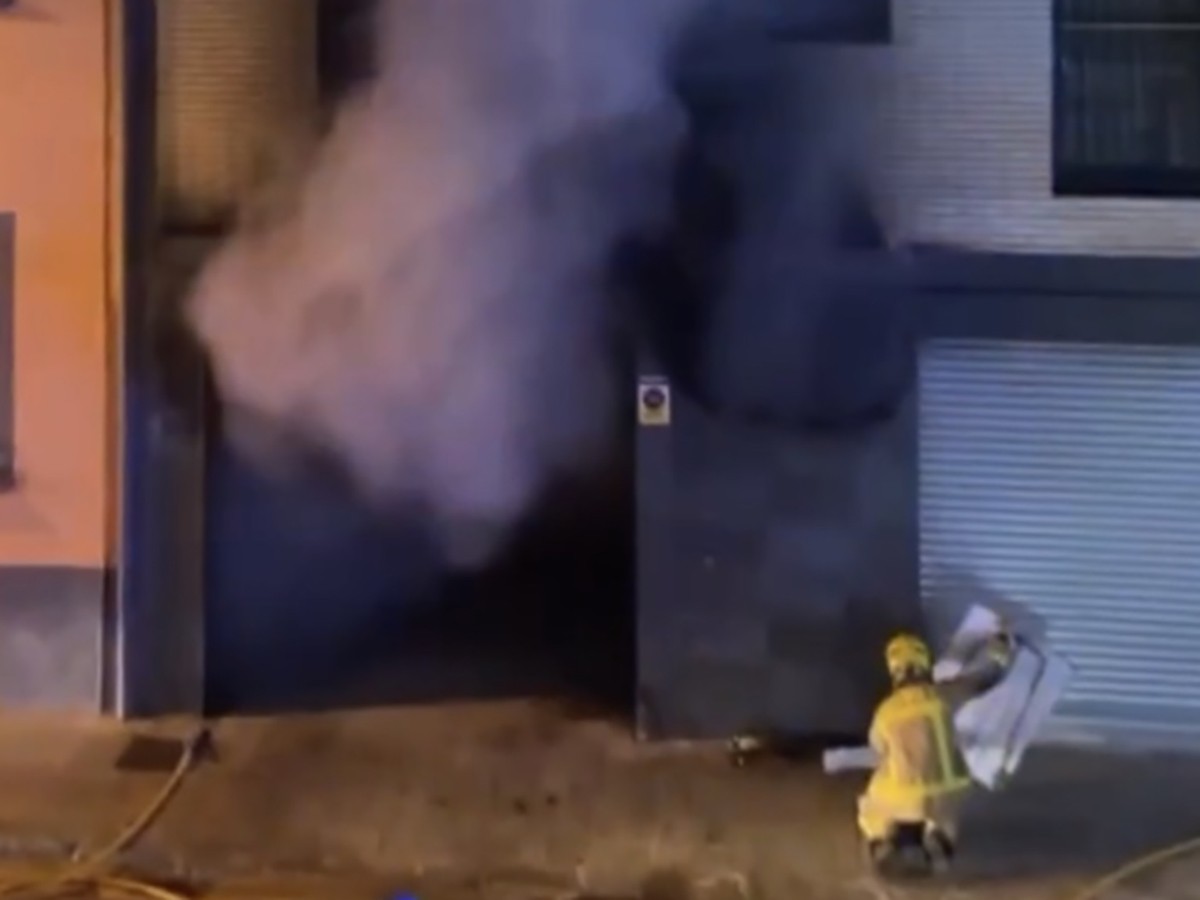 Imatge del fum que sortia del garatge on s'ha generat el foc