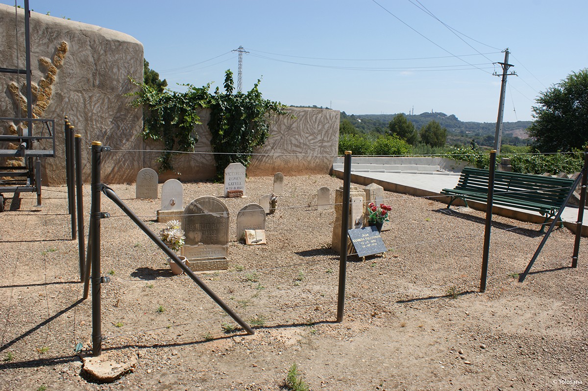 Una de les fosses al cementiri de Tarragona.