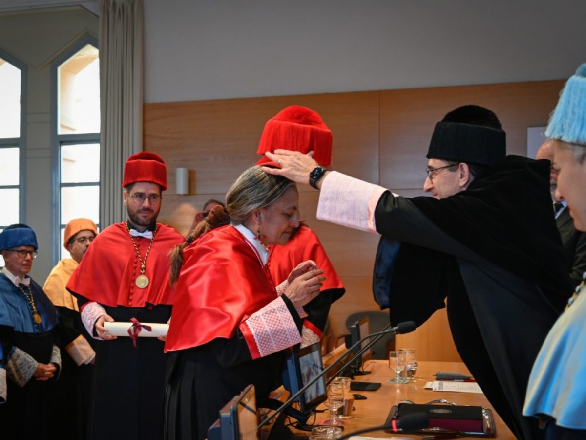 El rector Josep Pallarès imposa el birret a Esperanza Maretínez, nova doctora honoris causa per la URV.