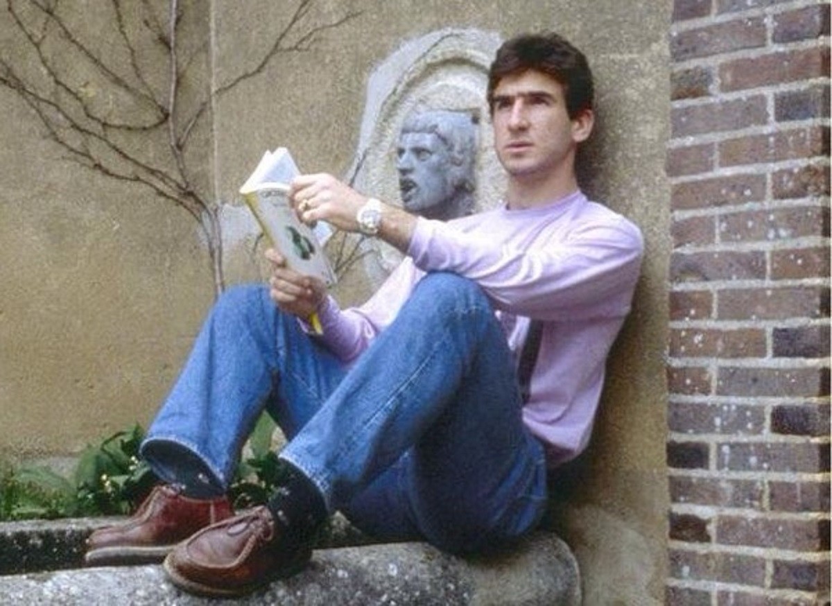 Eric Cantona, ferm opositor al Mundial de Qatar, llegeix un llibre durant la seva època de futbolista.