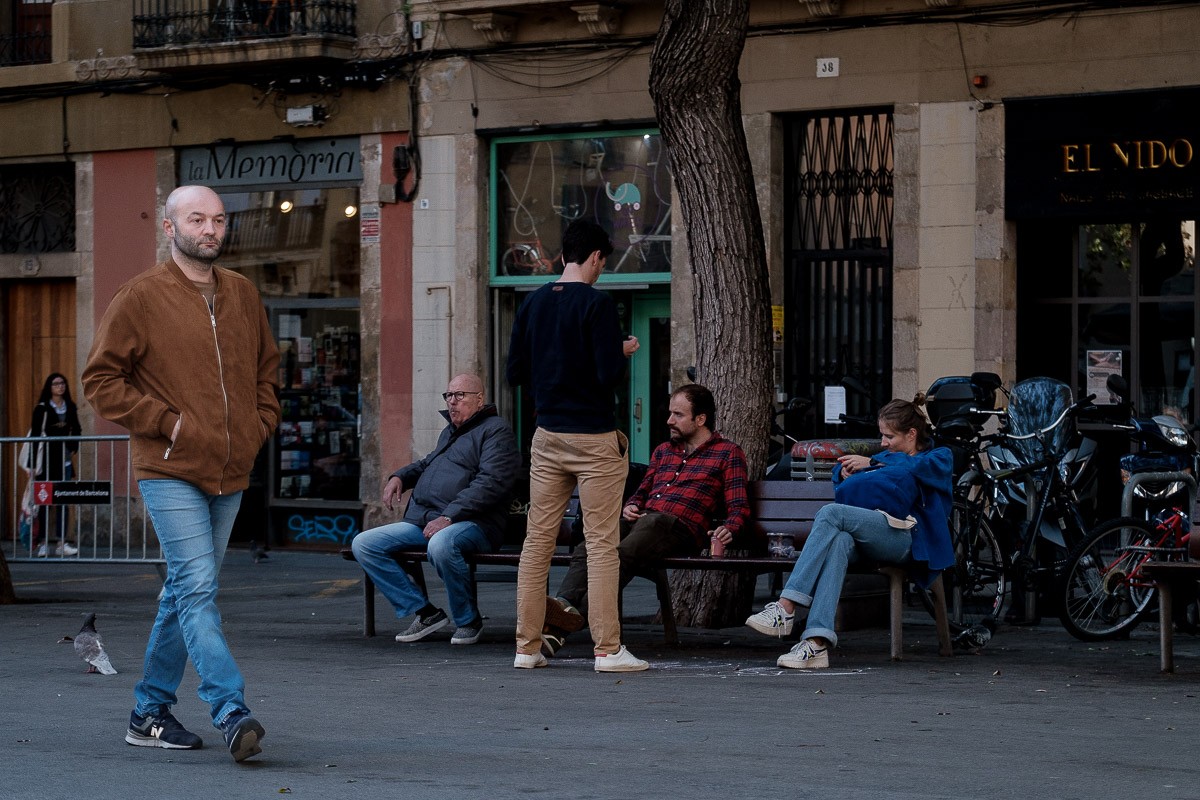 Ricard Valentí, dels Joves Gitanos de Gràcia, passejant per la plaça de la Vila de Gràcia.