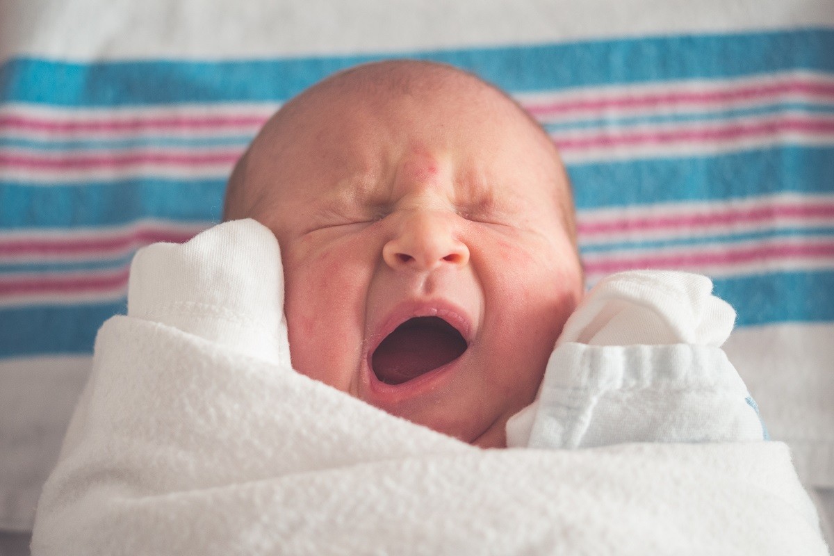 Un nadó badallant, en una imatge d'arxiu.