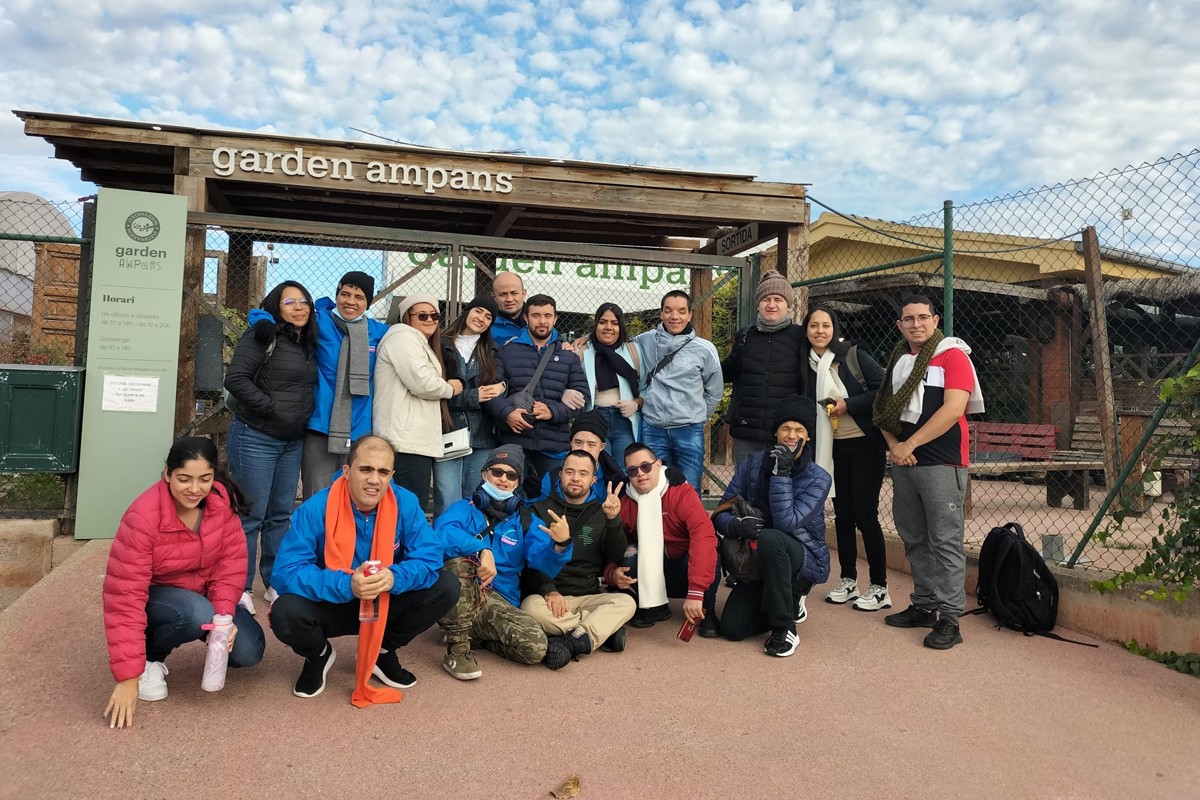 Delegació colombiana davant del Garden d'Ampans