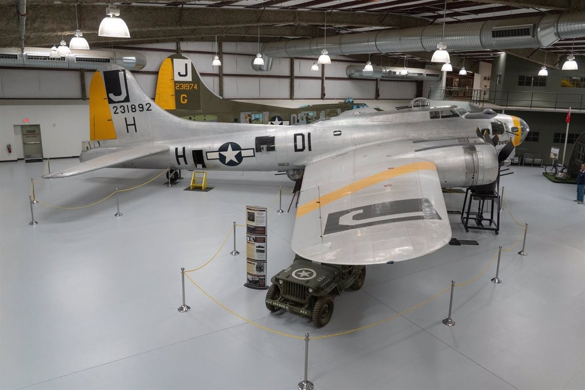 Un avió militar Boeing B-17G Flying, al museu de l'Aire i de l'Espai d'Arizona.