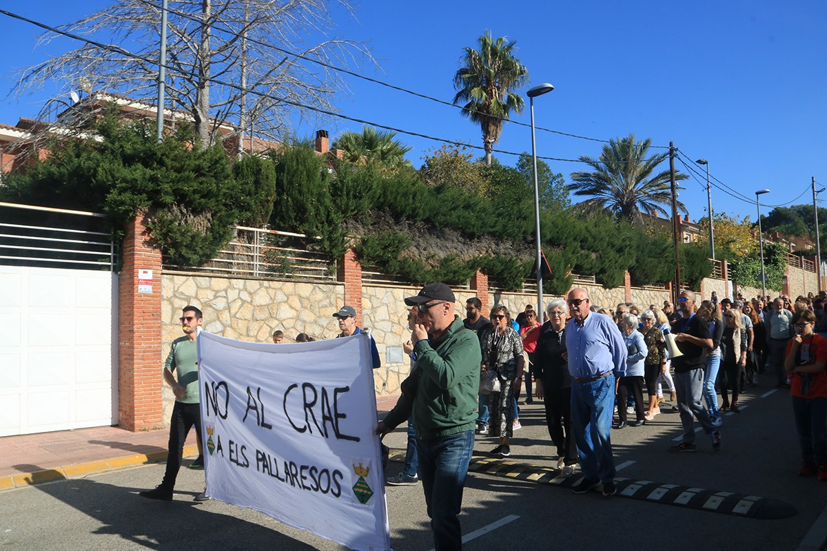 Un centenar de persones es manifesten als Pallaresos contra la instal·lació d'un CRAE al municipi.