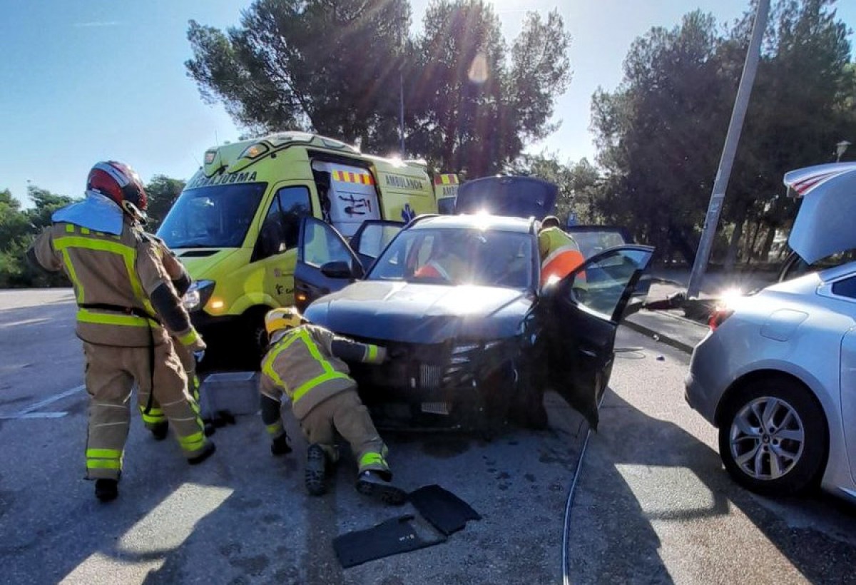 Els Bombers treballant en l'accident entre dos cotxes dins l'àrea de servei del Baix Ebre 