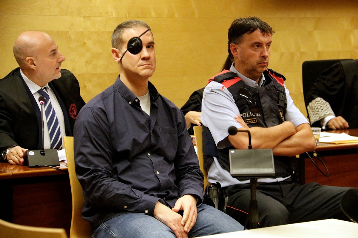 L'acusat, assegut a l'Audiència de Girona durant el judici