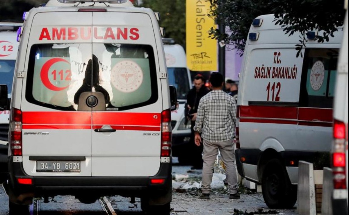 Els serveis d'urgències atenen els afectats de l'atemptat terrorista al centre d'Istanbul.
