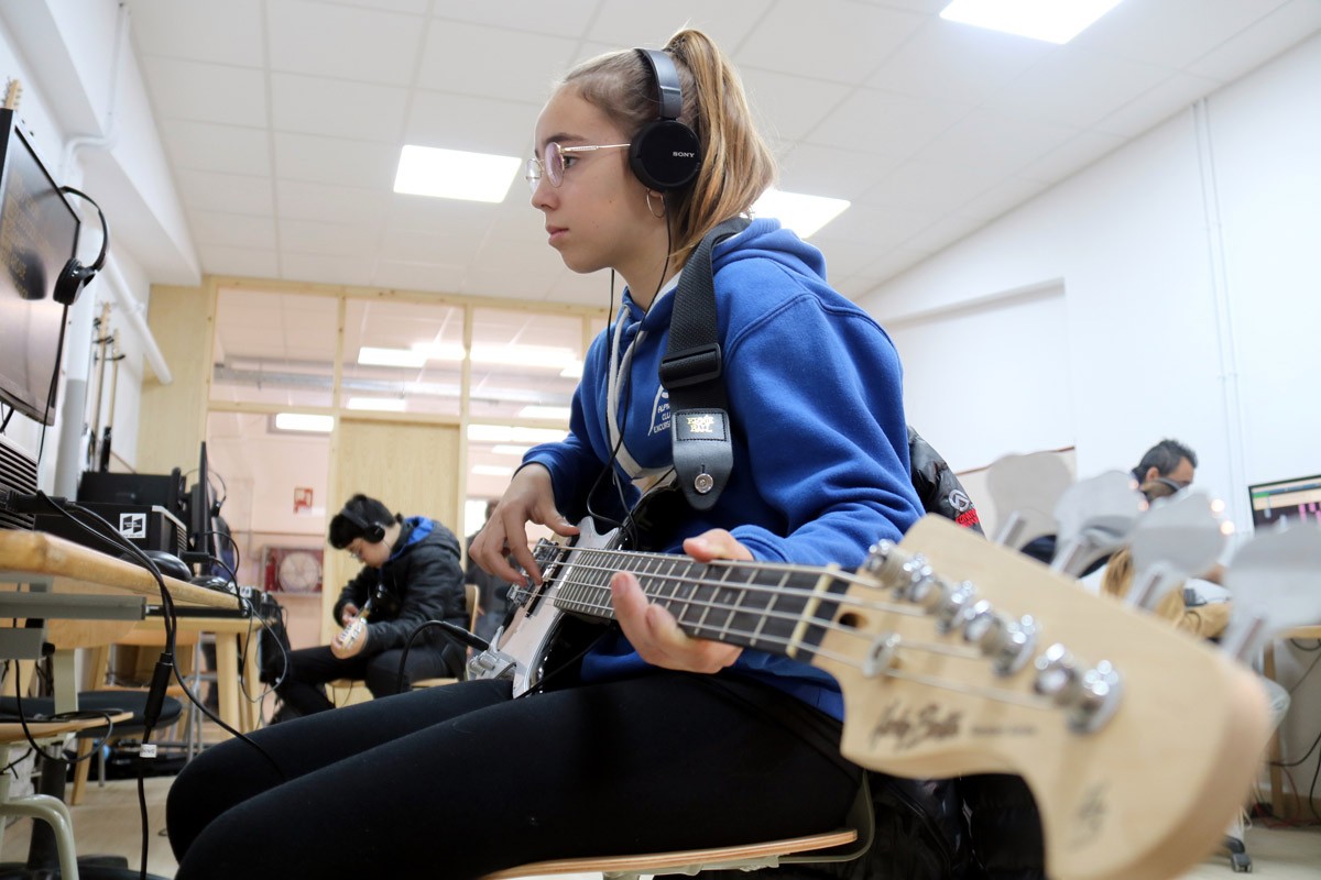 Una alumna practica amb la guitarra durant la classe a l'institut Sis de Manresa