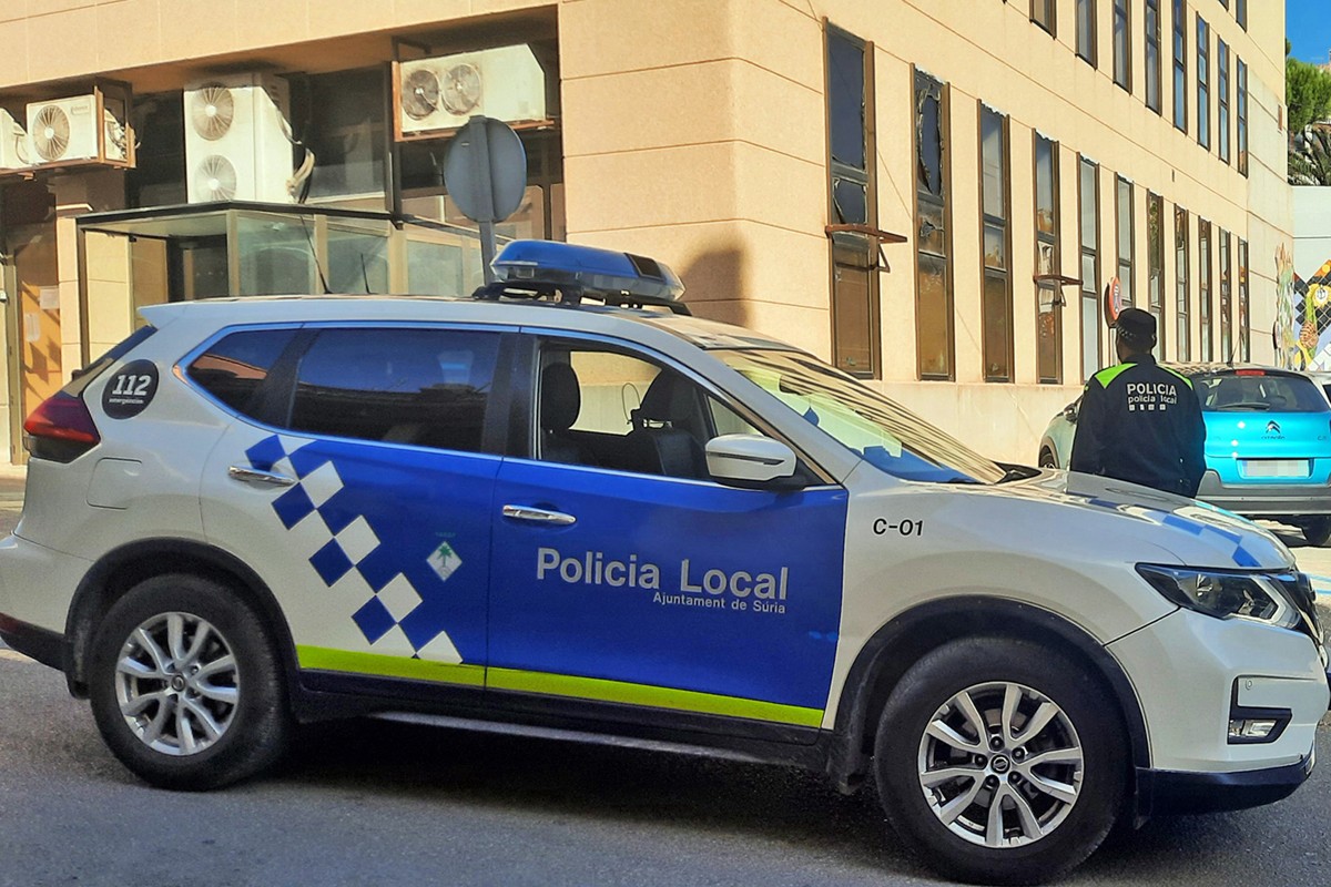 Vehicle de la Policia Local, davant de l’edifici de l’antic centre de salut