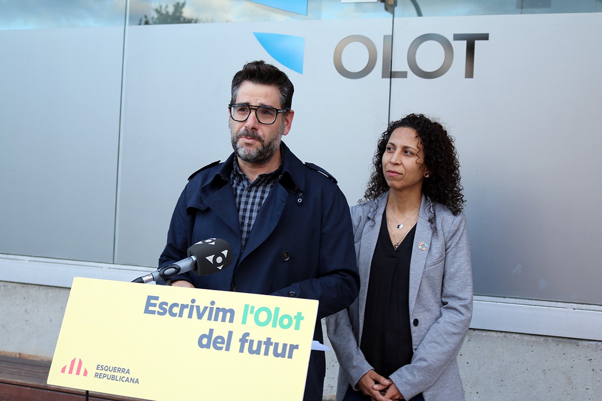 Josep Quintana acompanyat de la regidora d'ERC Laila El Gamouchi, davant la piscina municipal