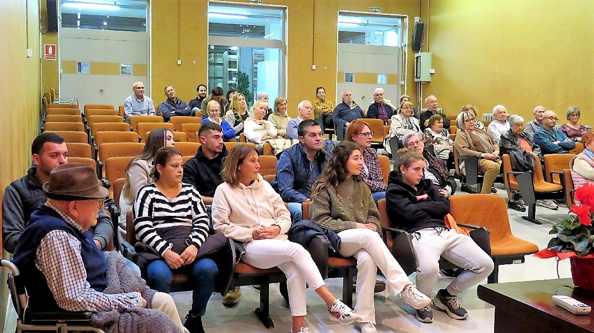 Familiars i homenatjats van omplir la Sala d'Actes de l'Escola Agrària d'Olius en l'Homenatge a la Gent Gran del municipi