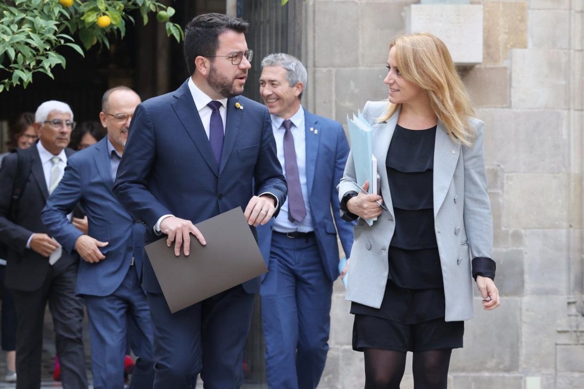 Aragonès i la consellera d'Economia, Natàlia Mas. 