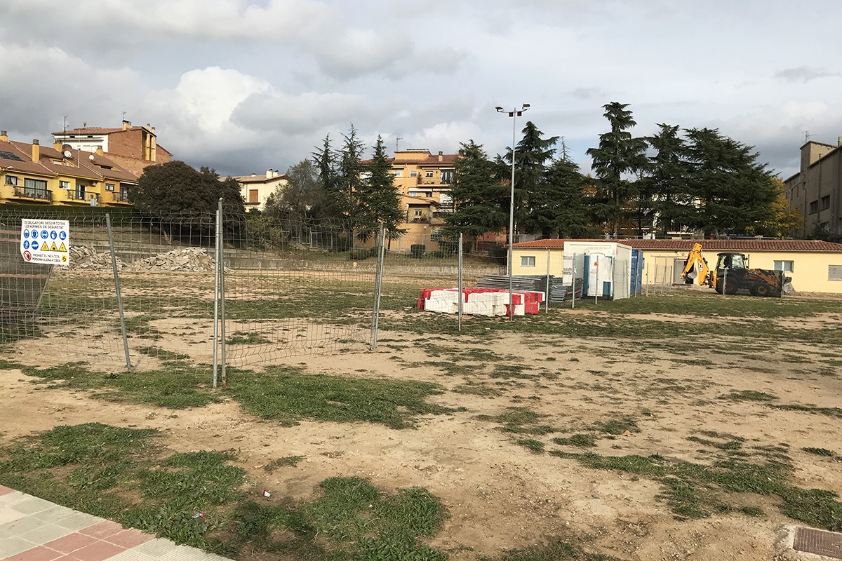 Inici de les obres de construcció de la pista poliesportiva del barri de Montserrat a Torelló