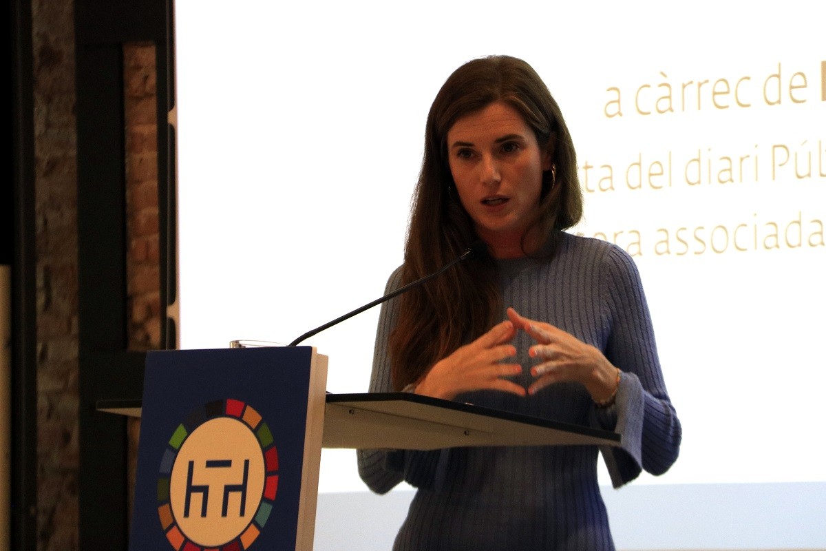 La periodista Núria Martínez presenta el dossier sobre el decret d'escola inclusiva