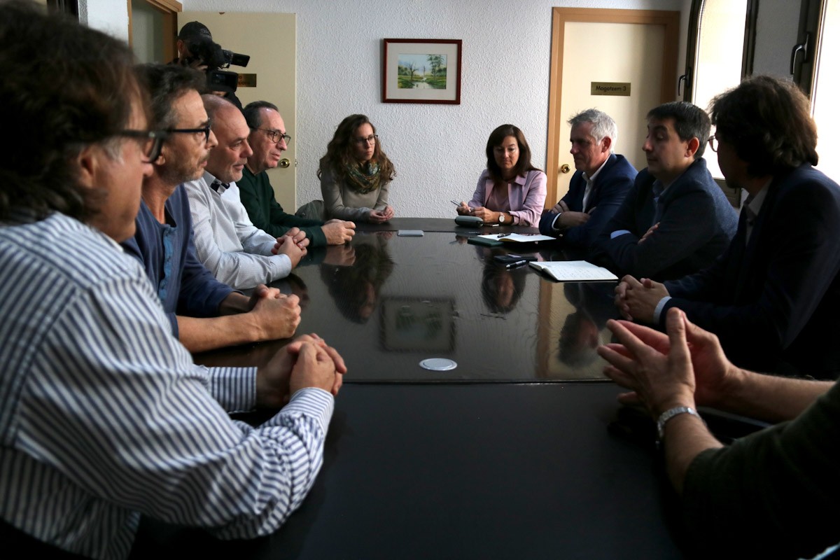 Reunió dels representants dels treballadors de la planta d'Ercros a Flix i de  l'Ajuntament amb el director de Relacions Laborals, Òscar Riu  