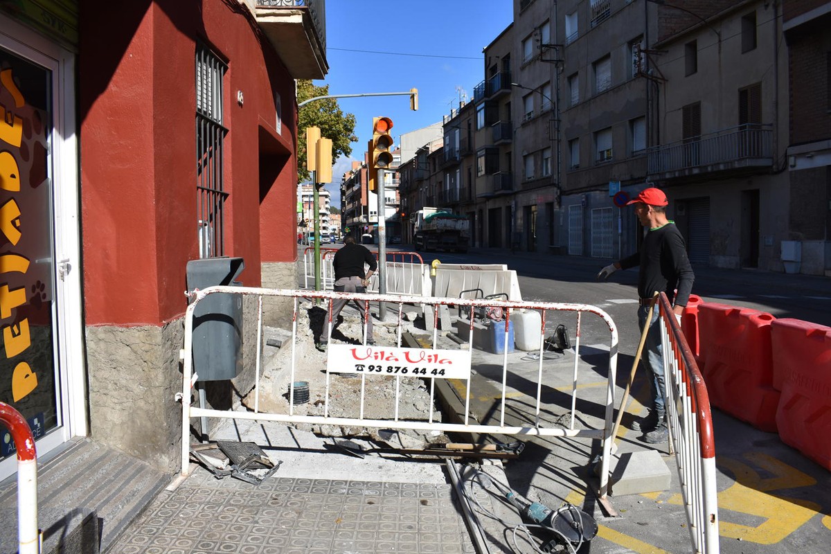 Treballs de millora de la vorera i rebaix del pas de vianants a la cruïlla de la plaça Mallorca amb la carretera de Santpedor