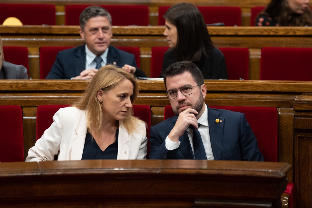 Natàlia Mas i Pere Aragonès, al Parlament.