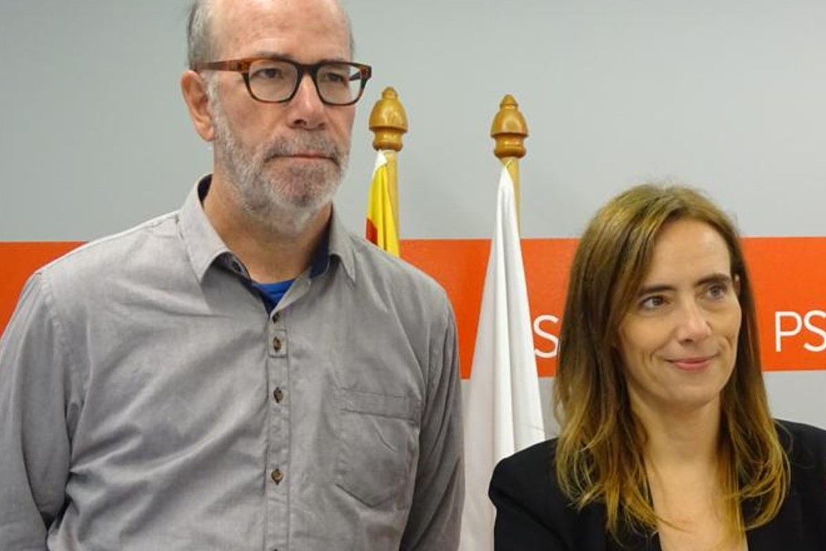 El regidor Héctor Fort i l'alcaldable socialista, Sandra Guaita, a la seu del partit a Reus