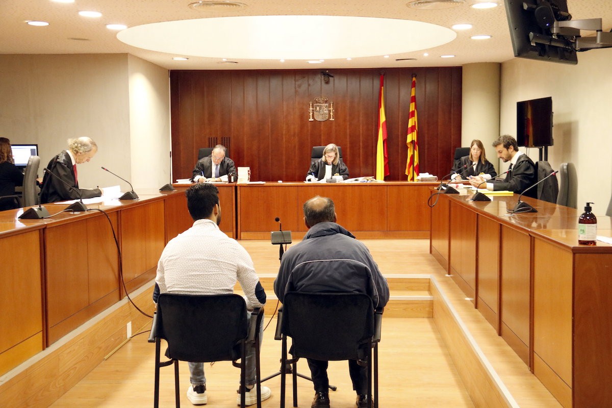 L’acusat, a la dreta amb jaqueta gris, jutjat aquest dijous a l'Audiència de Lleida