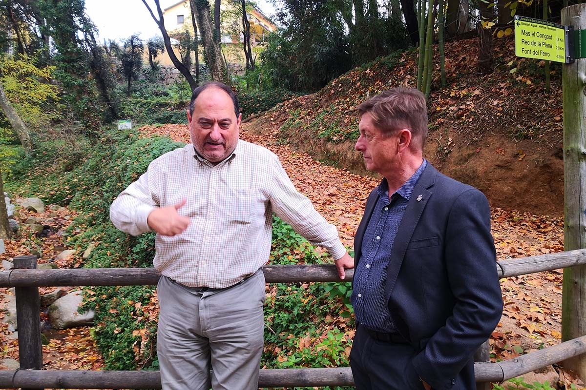 L'alcalde d'Arbúcies, Pere Garriga i el president del Consell Comarcal de la Selva, Salvador Balliu, aquest matí a la riera d'Arbúcies