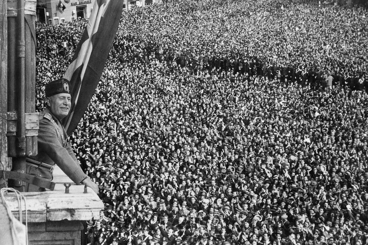 Mussolini, aclamat per les masses en un acte a la Plaça Venècia de Roma de 1936.