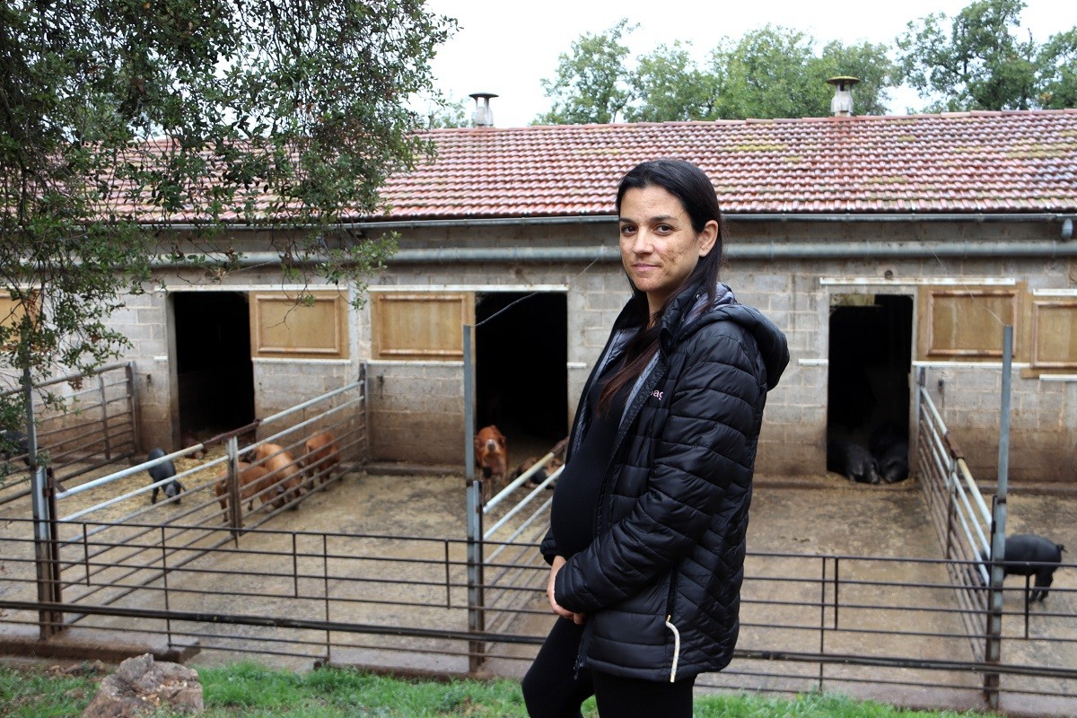 Marta Borràs a la seva granja de porcs ecològics al Solsonès  .