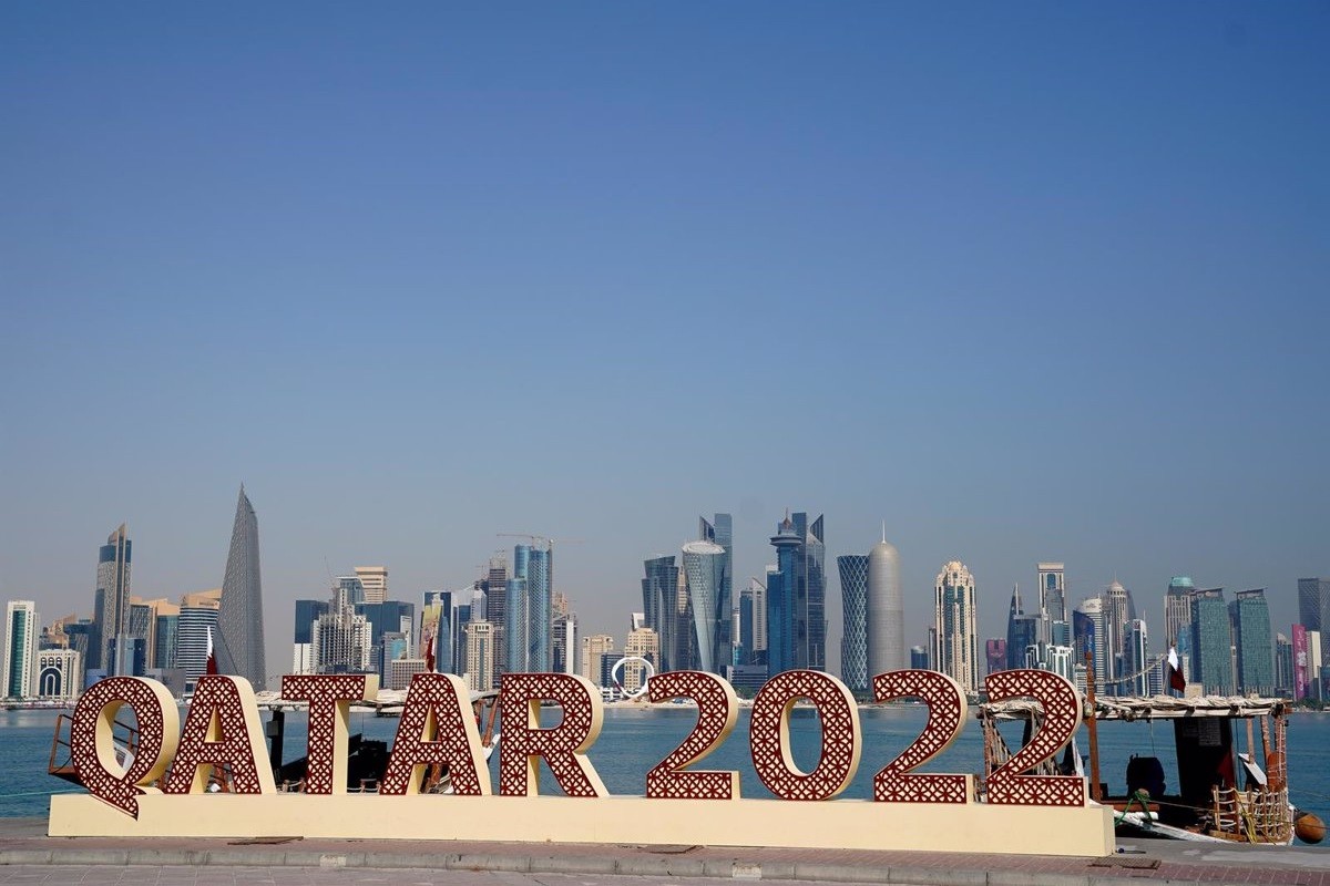 Un cartell de Qatar 2022 davant de l'«skyline» de la capital Doha.