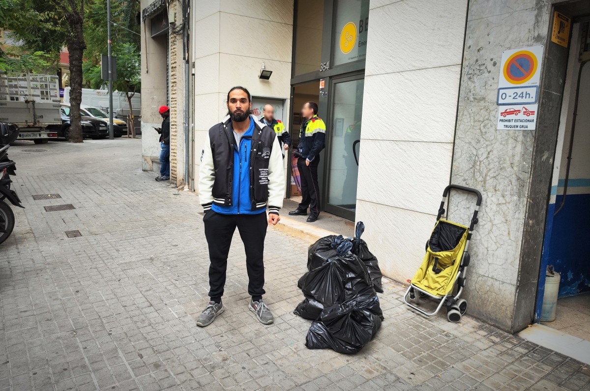 El Juan, desnonat, amb les sevs pertinences en bosses al carrer