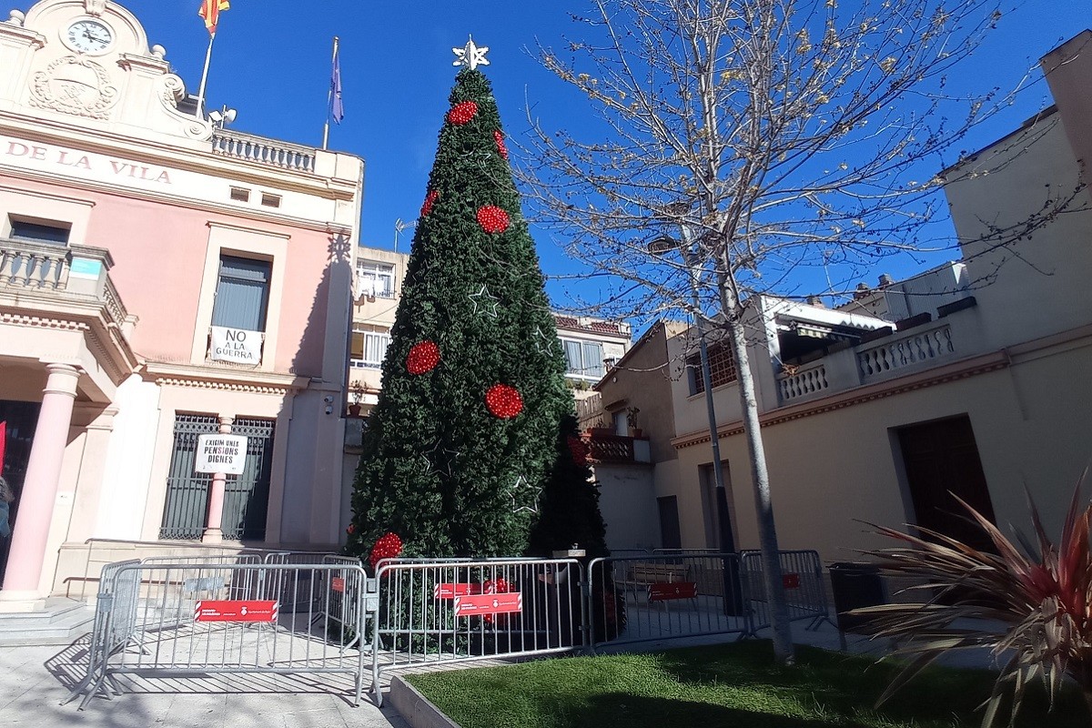 L'arbre de Nadal ubicat davant de l'Ajuntament de Rubí