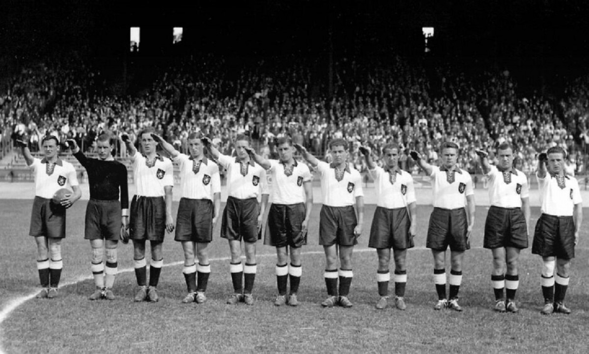 La selecció alemanya fa la salutació nazi abans d’un partit del Mundial de França 1938.