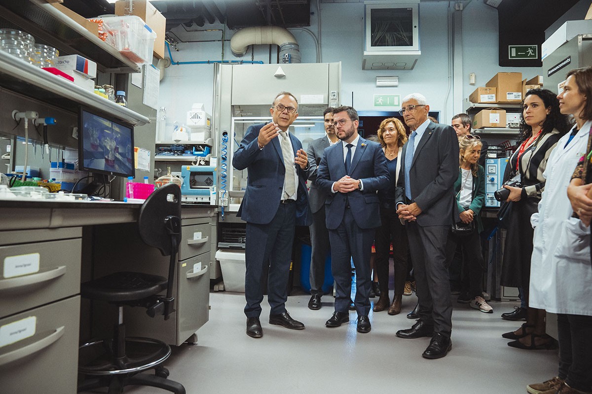 El president Aragonès i el conseller Balcells durant la visita a un laboratori de l’IBEC