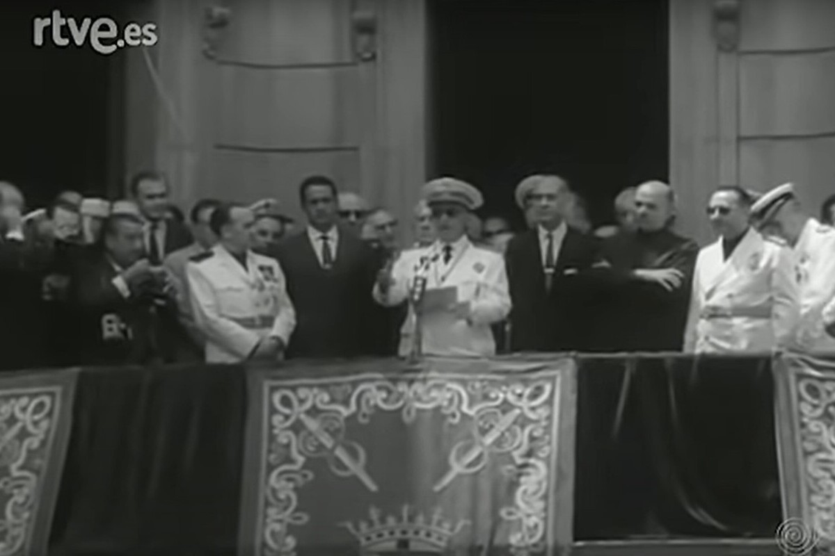 El dictador feixista, Francisco Franco, al balcó de l'Ajuntament de Berga