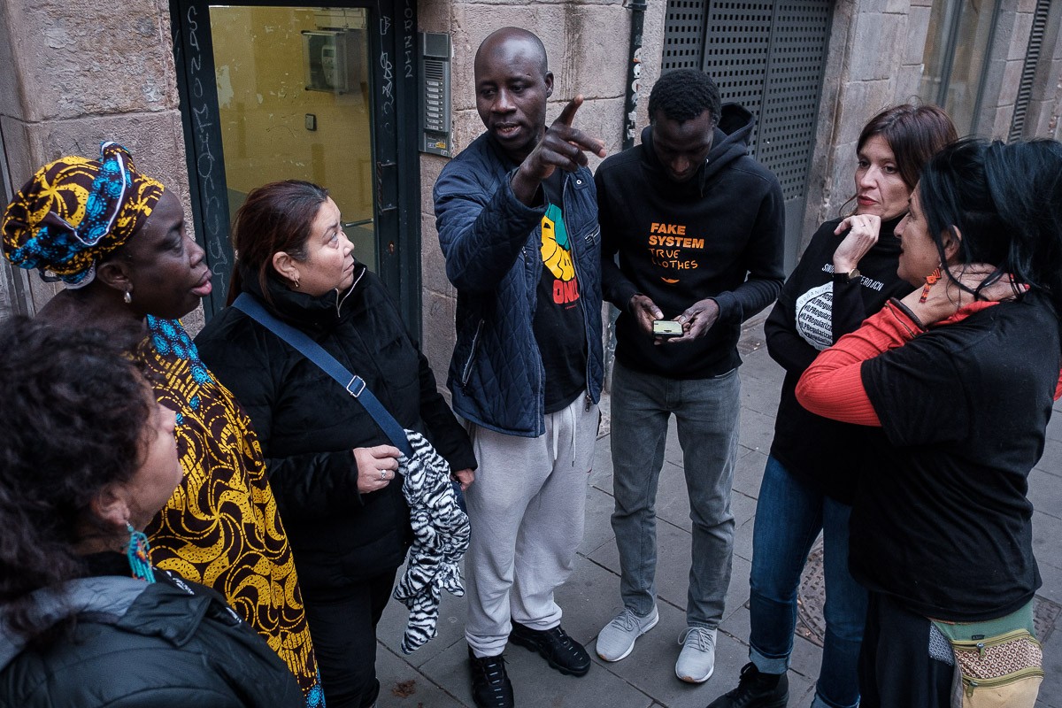 Part dels activistes que recullen signatures a Barcelona per la regularització de migrants