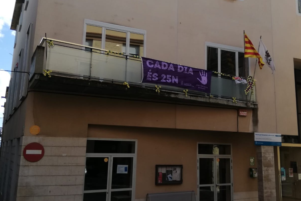 Exterior de l'Ajuntament de Castellvell, amb una pancarta del 25-N