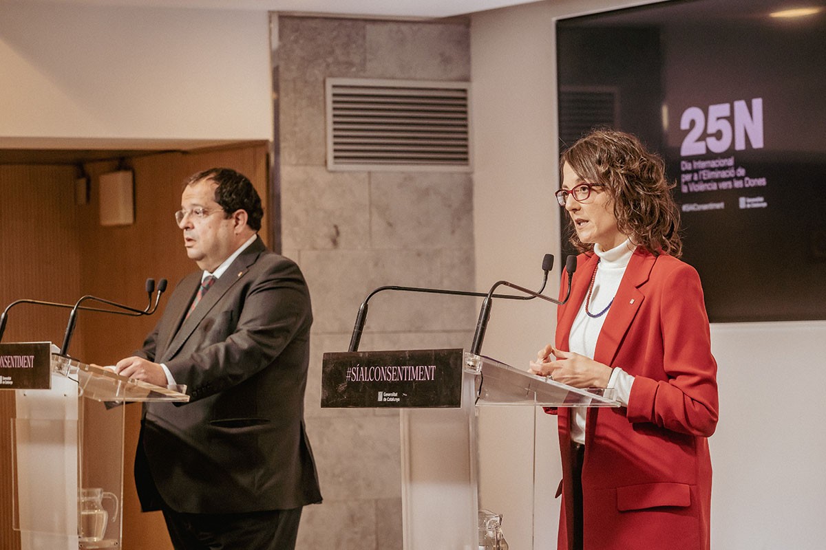 Els consellers Elena i Verge, durant la presentació del balanç del pla contra les violències sexuals en entorns d'oci