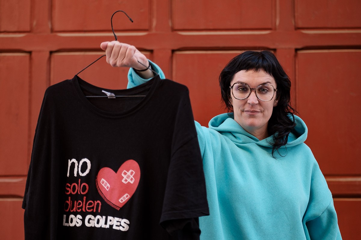 Pamela Palenciano mostra la samarreta que utilitza en el seu monòleg.