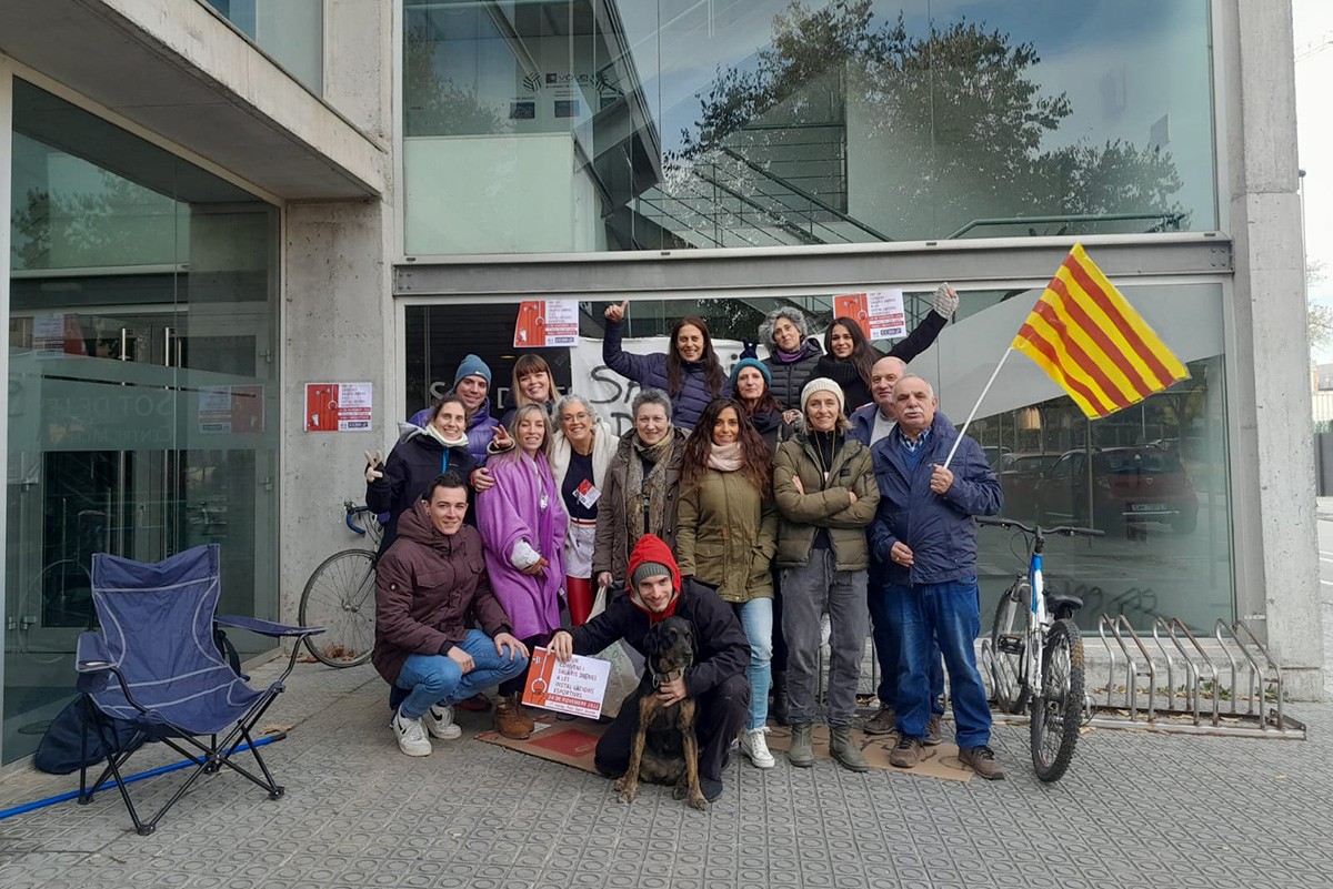 Treballadors i usuaris del Centre Municipal d'Esports Sot de les Granotes de Sant Celoni donant suport a la vaga